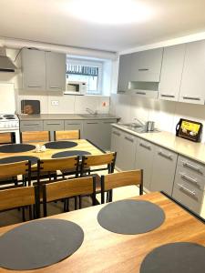 a kitchen with tables and chairs in a room at Hostel 24 Miejsca Parkingowe Noclegi Pracownicze. in Gorzów Wielkopolski