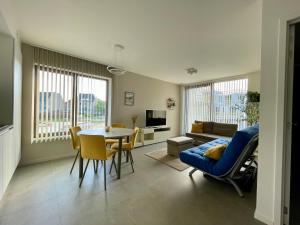 sala de estar con sofá azul y mesa en West Bay Apartments, en Middelkerke