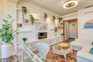 a living room with a couch and a tv at Hanami Avenida de España Mountain View 4D in Estepona