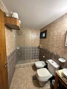 een badkamer met 2 toiletten en een douche bij Furnished apartment excellent location in La Cieneguita