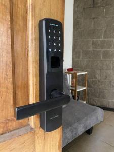 een afstandsbediening aan een houten deur bij Furnished apartment excellent location in La Cieneguita