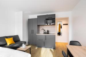 Küche/Küchenzeile in der Unterkunft Homaris Apartments München Laim