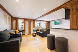 ein Wohnzimmer mit 2 Sofas und einer Theke in der Unterkunft Homaris Apartments München Laim in München