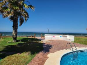 Bazén v ubytování Nueva Playa nebo v jeho okolí