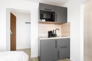 Küche/Küchenzeile in der Unterkunft Homaris Apartments München Laim