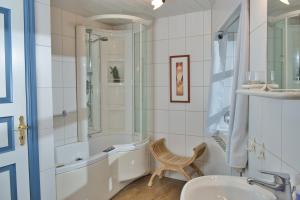 y baño con ducha, lavabo y aseo. en Ferienhaus Auszeit auf dem Berghof, en Tastrup