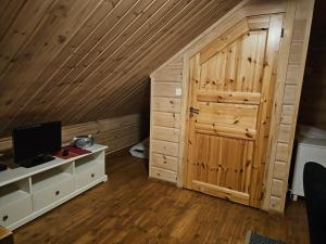 Cette chambre est dotée d'un mur en bois et d'une porte. dans l'établissement Kantokelo Ylläs, à Ylläsjärvi