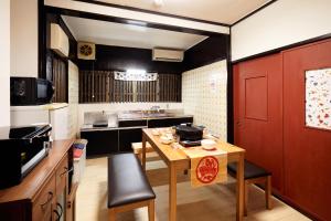 Kuhinja oz. manjša kuhinja v nastanitvi Villa Hakone Kabuto 古民家旅館 150平米 バス停迄一分 準天然温泉 最大12名