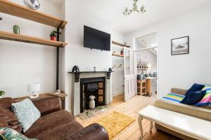 a living room with a couch and a fireplace at AJ's Stays - FREE WIFI - FREE PARKING - GARDEN - SLEEPS UP TO 7 - 4 BEDS in Bristol