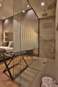 トリエステにあるForvm Experienceのベッドルーム(ガラス張りのシャワー、ベッド付)
