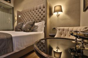 トリエステにあるForvm Experienceのベッドとバスタブ付きのホテルルーム