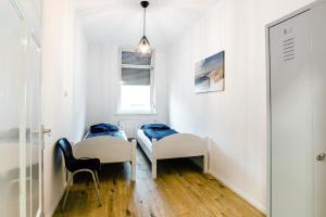 een kamer met 2 bedden en een spiegel bij Schöne 3-Zimmer Wohnung in Mannheim/Rheinau in Mannheim