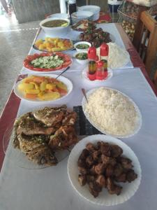 einen Tisch mit Speisen und Reis in der Unterkunft pam de terra 