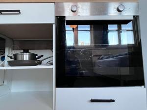 een keuken met een kookplaat en een oven bij cozy studio apartment in Trondheim