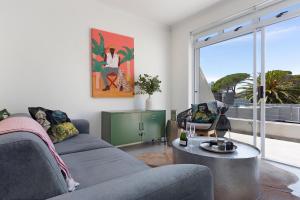 Sala de estar con 2 sofás y mesa en Chic Studio Apartment Mountain views Gardens, en Ciudad del Cabo