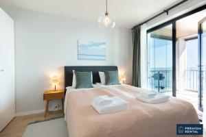 - une chambre avec un grand lit et 2 serviettes dans l'établissement Magical Seaview Penthouse IV floor C42, à Hanko