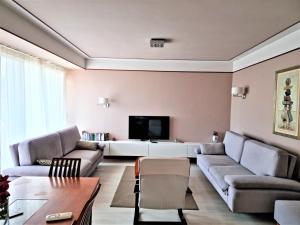een woonkamer met een bank en een tv bij Apartment 13 - Your Perfect Stay in Durres City in Durrës