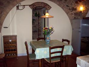 een keuken met een tafel met een vaas met bloemen erop bij Casa Amedeo in Chianni