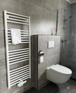 een badkamer met een toilet en een glazen douche bij -Casa Branca- nabij het meer, strand en keukenhof in Noordwijkerhout