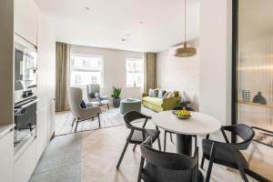 cocina y sala de estar con mesa y sillas en Kentish Town Road en Londres