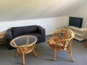 un soggiorno con divano e 2 sedie di 3 Zimmer Wohnung a Isernhagen