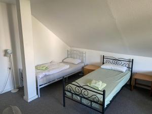 two twin beds in a room with at 3 Zimmer Wohnung in Isernhagen