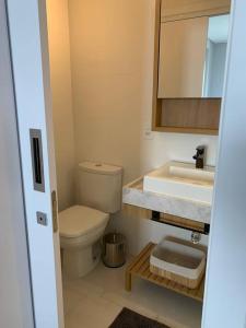 Et badeværelse på Apto Novo Bombinhas - UMA QUADRA DO MAR!