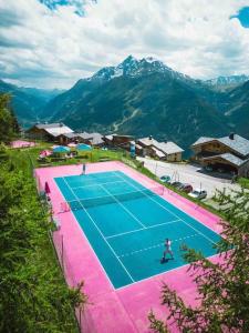 eine Luftaufnahme eines Tennisplatzes mit Bergen im Hintergrund in der Unterkunft Chalet La Rosière Pré du Four Domaine skiable la Rosière in Montvalezan