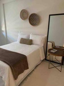 En eller flere senge i et værelse på Apto Novo Bombinhas - UMA QUADRA DO MAR! + 24 billeder