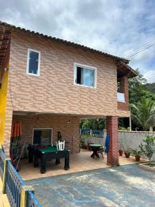 カラグアタトゥーバにあるCasa Caraguatatubaのビリヤード台付きの家