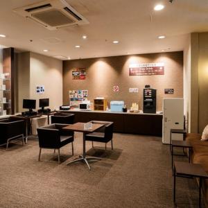 una sala de espera con mesas y sillas en una tienda en Hotel Taisei Annex, en Kagoshima