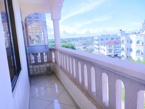 balcón con vistas a la ciudad en Olive Branch home, en Mombasa