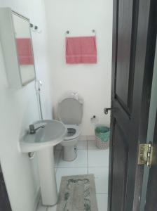 Bathroom sa Apartamento Amplo/Ventilado em Bairro Nobre de Belém-Nazaré - Próximo a Basílica
