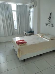 En eller flere senger på et rom på Apartamento Amplo/Ventilado em Bairro Nobre de Belém-Nazaré - Próximo a Basílica