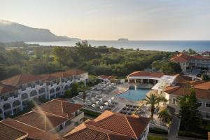 - une vue aérienne sur un complexe avec une piscine dans l'établissement Marelen Hotel Zakynthos, à Kalamaki