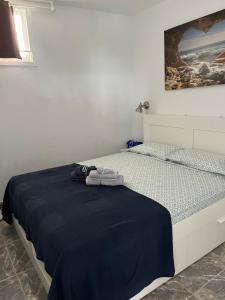 una camera da letto con un letto con una coperta blu di La Cascada 410 a Puerto Rico de Gran Canaria Altre 24 foto