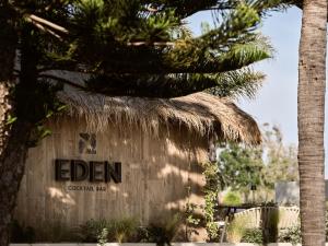 een gebouw met een bord met een palmboom bij Marelen Hotel Zakynthos in Kalamaki