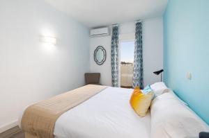 Posteľ alebo postele v izbe v ubytovaní Holidays2Benal Beach Terraza Solarium + 37 fotografií