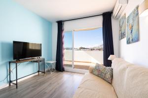 Televízia a/alebo spoločenská miestnosť v ubytovaní Holidays2Benal Beach Terraza Solarium