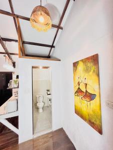 Burgos的住宿－Precious Homestay (Deluxe Room)，浴室设有吊灯,墙上挂有绘画作品