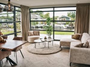 uma sala de estar com um sofá e uma mesa em Beautiful holiday home in a holiday park near the Loosdrechtse Plassen em Nieuw-Loosdrecht
