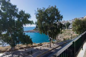 uma vista para um corpo de água a partir de uma varanda em Seafront Apartment in Piraeus em Piraeus