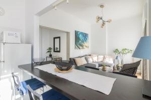Posezení v ubytování Seafront Apartment in Piraeus