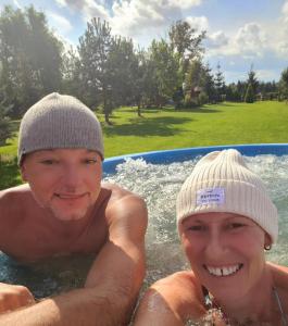 mężczyzna i kobieta w basenie w obiekcie Agroturystyka Sielska Kraina w mieście Ząbkowice Śląskie