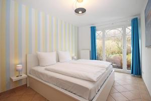 מיטה או מיטות בחדר ב-Haus-Waldblick-WE-14-mit-Terrasse-und-Garten-9919