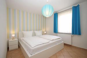 מיטה או מיטות בחדר ב-Haus-Waldblick-WE-14-mit-Terrasse-und-Garten-9919