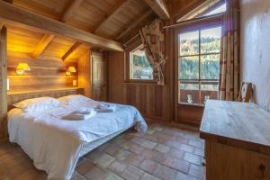 a bedroom with a bed in a log cabin at les ours in La Plagne Tarentaise