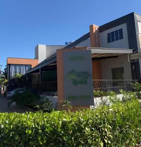 a hotel sign in front of a building at Hotel Recanto dos Ipes in Frutal