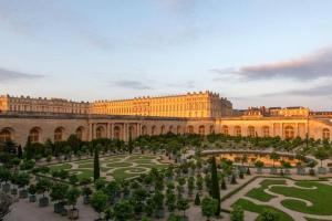 a large building with a garden in front of it at La Clé de Laurent - 2 pièces Haussmannien in Versailles