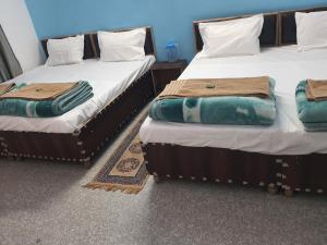 Ένα ή περισσότερα κρεβάτια σε δωμάτιο στο Namami Gange Hotel & Restaurant